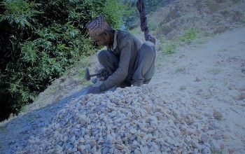 ‘बाज्या, मेरो लागि हजुरलाई बूढेसकालमा यसरी हात फोर्नुपरेको छ है !'